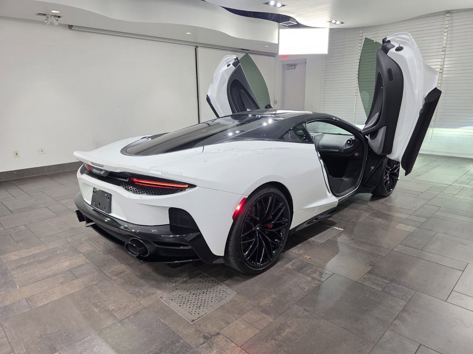 Used 2023 McLaren GT RWD image 23