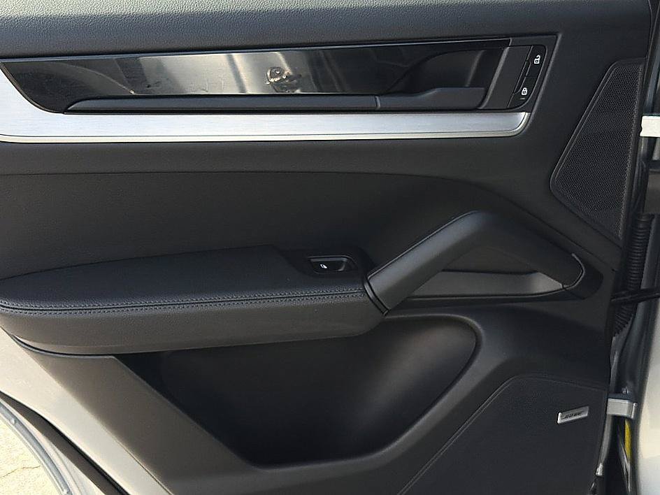 Used 2025 Porsche Cayenne AWD/4WD image 10