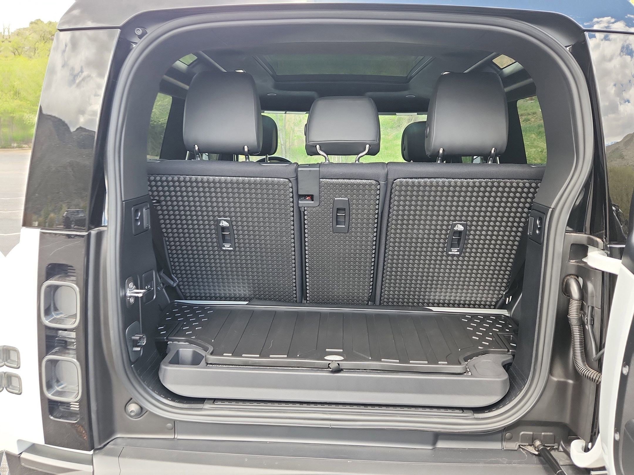 Certified 2025 Land Rover Defender 90 V8 image 29