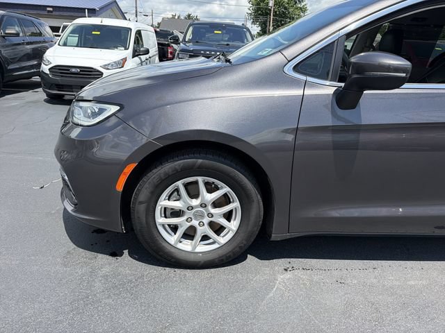 Used 2023 Chrysler Pacifica Touring-L FWD image 9