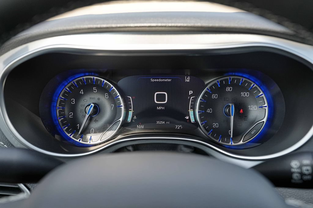 Used 2025 Chrysler Pacifica Limited FWD image 35