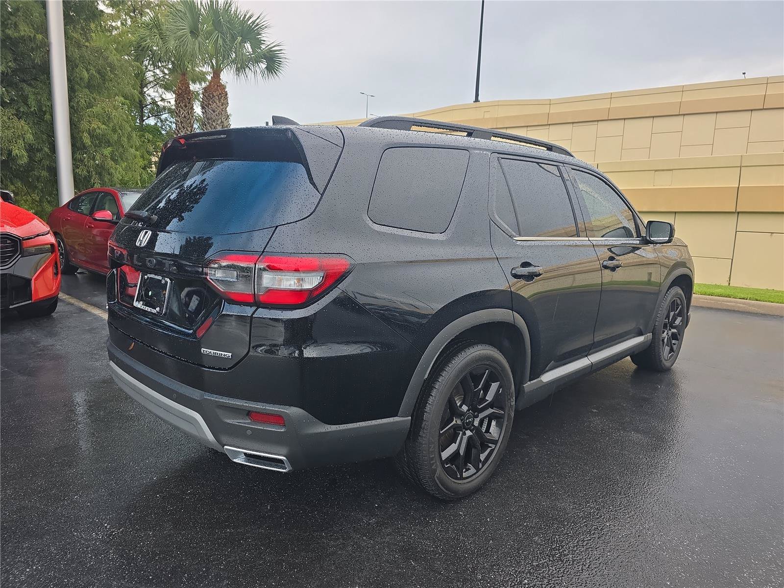 Used 2025 Honda Pilot Touring image 2