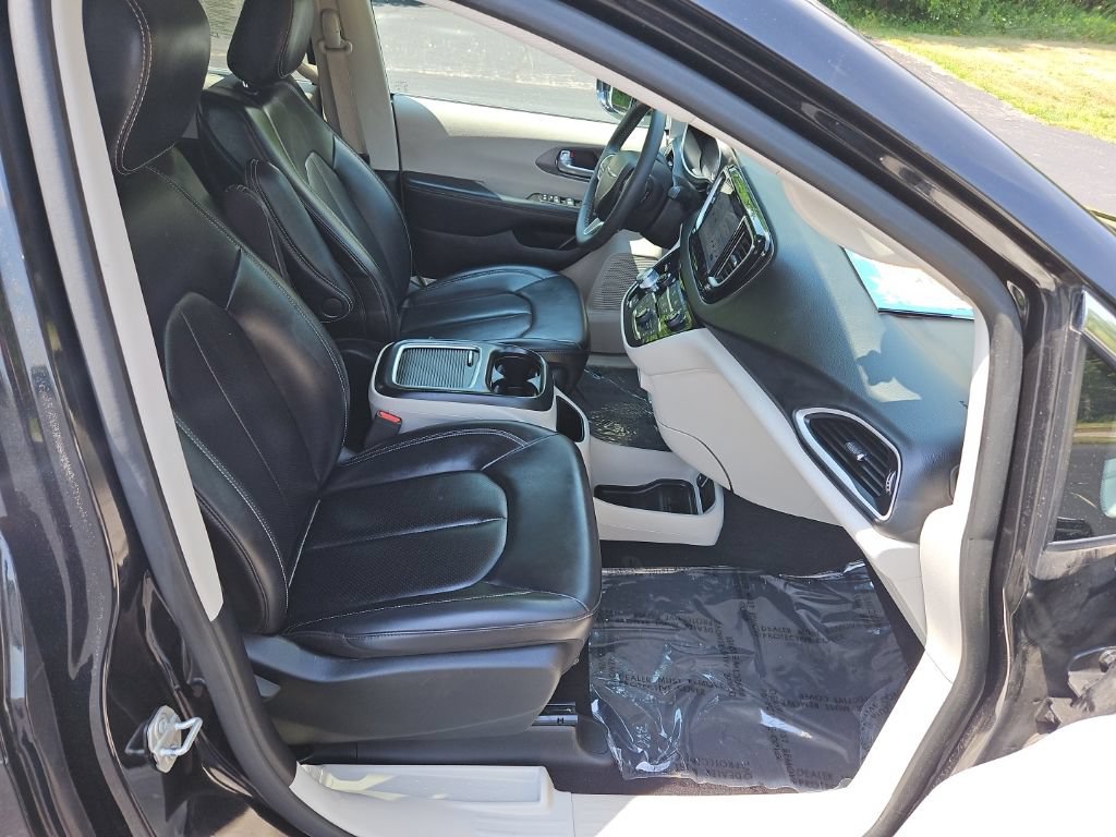 Used 2024 Chrysler Pacifica Touring-L FWD image 30