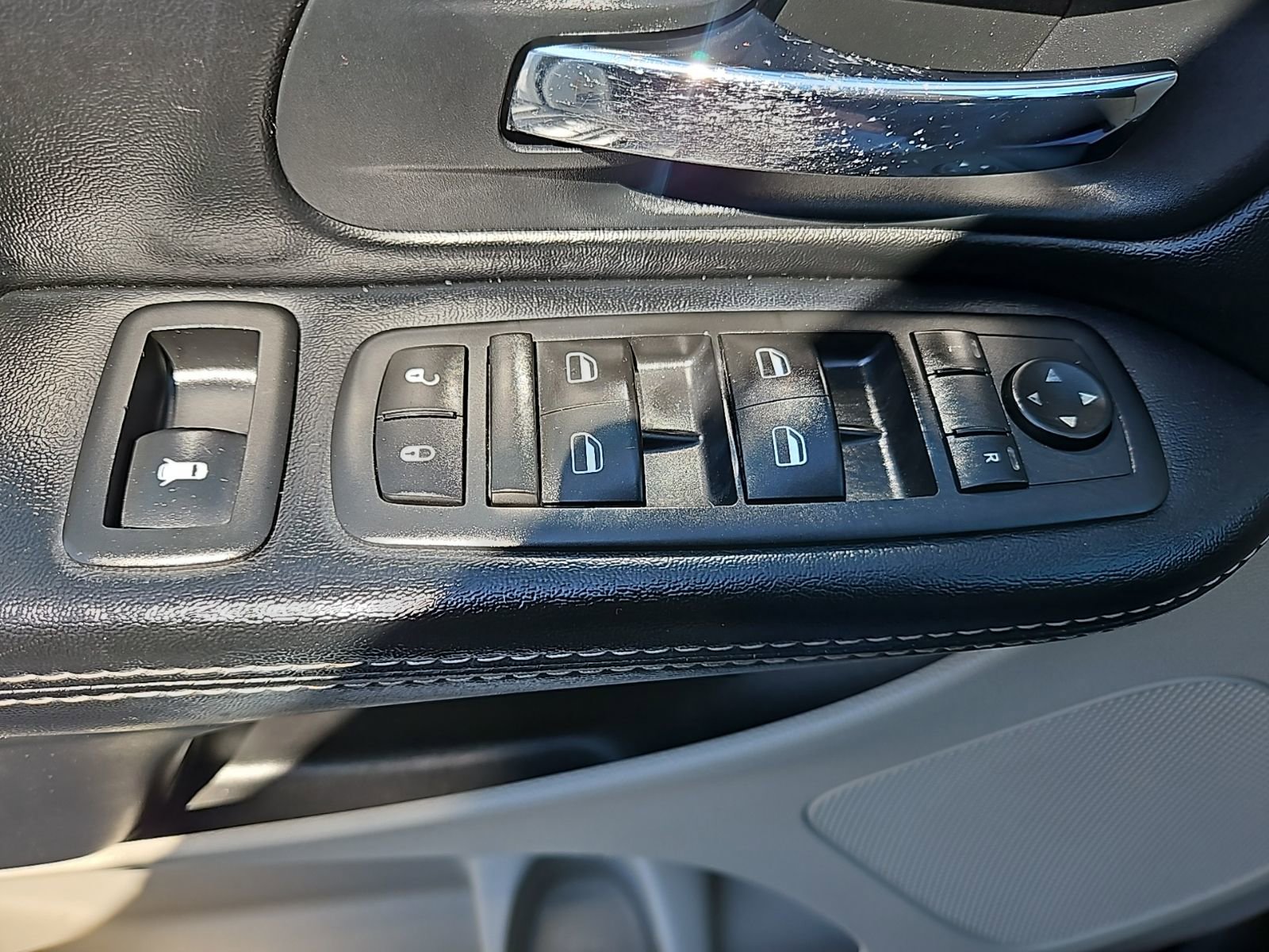 Used 2016 Chrysler Town & Country Touring FWD image 25