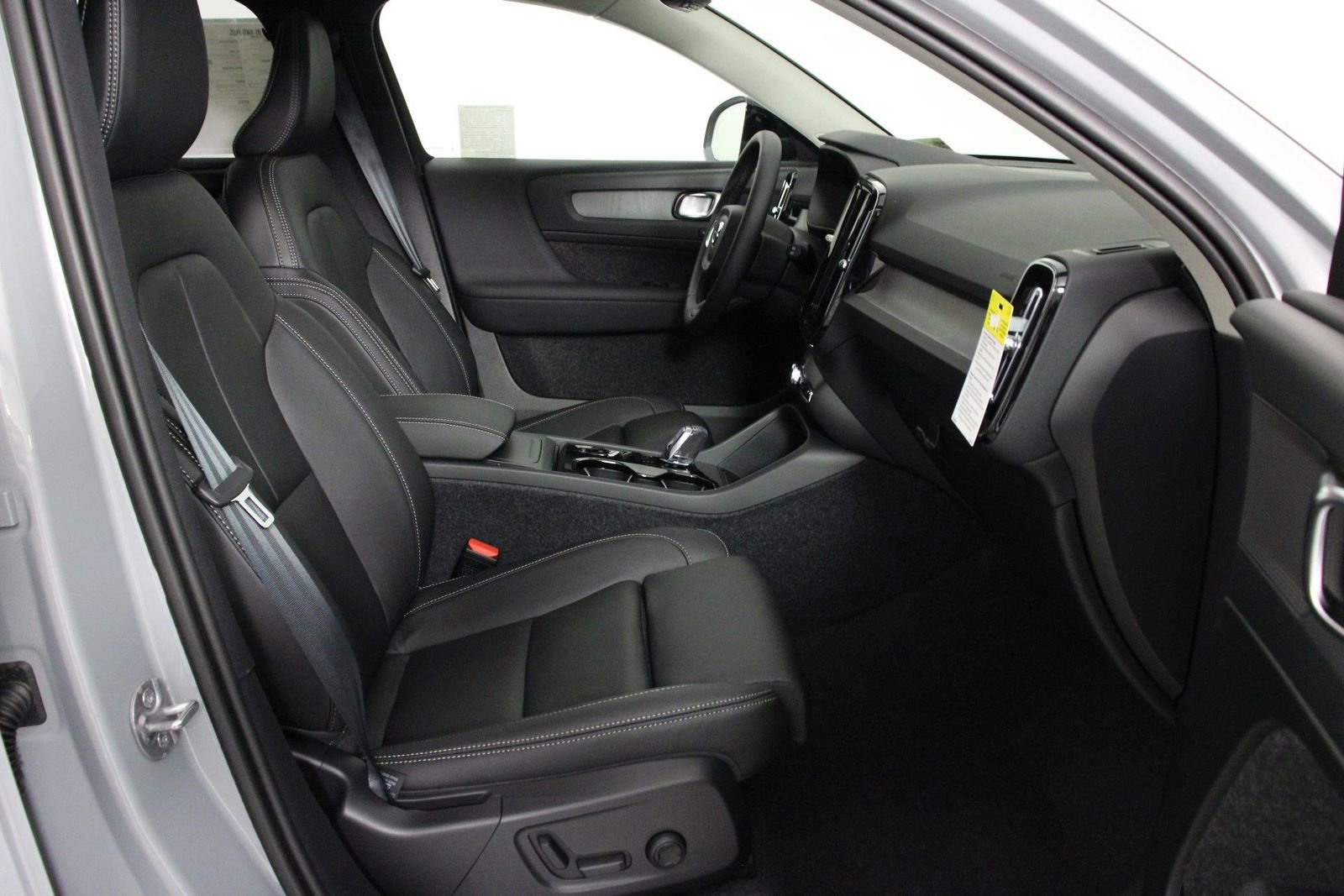 New 2025 Volvo XC40 B5 Plus w/ Protection Package Premier image 10