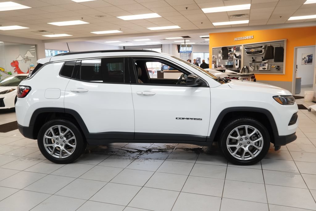 Used 2023 Jeep Compass Latitude AWD/4WD image 12
