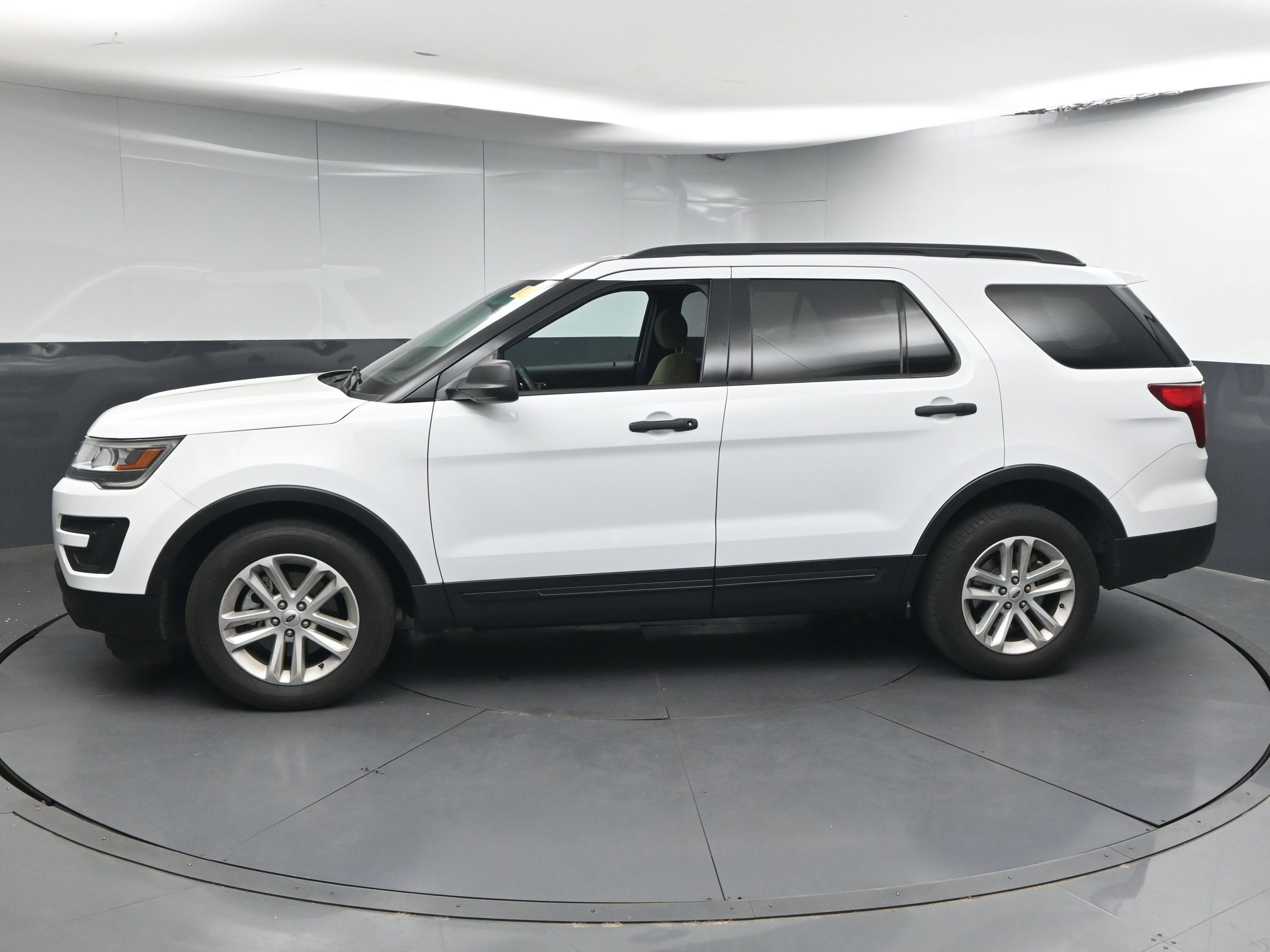 Used 2017 Ford Explorer FWD image 5