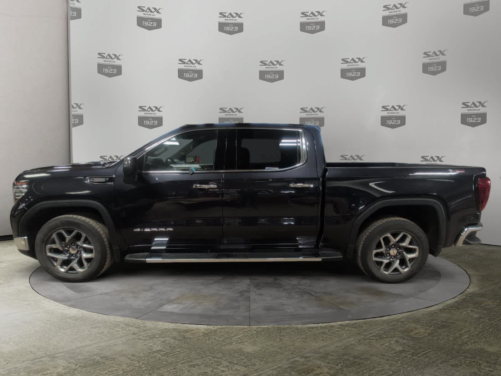 Used 2023 GMC Sierra 1500 SLT w/ SLT Premium Package AWD/4WD image 2