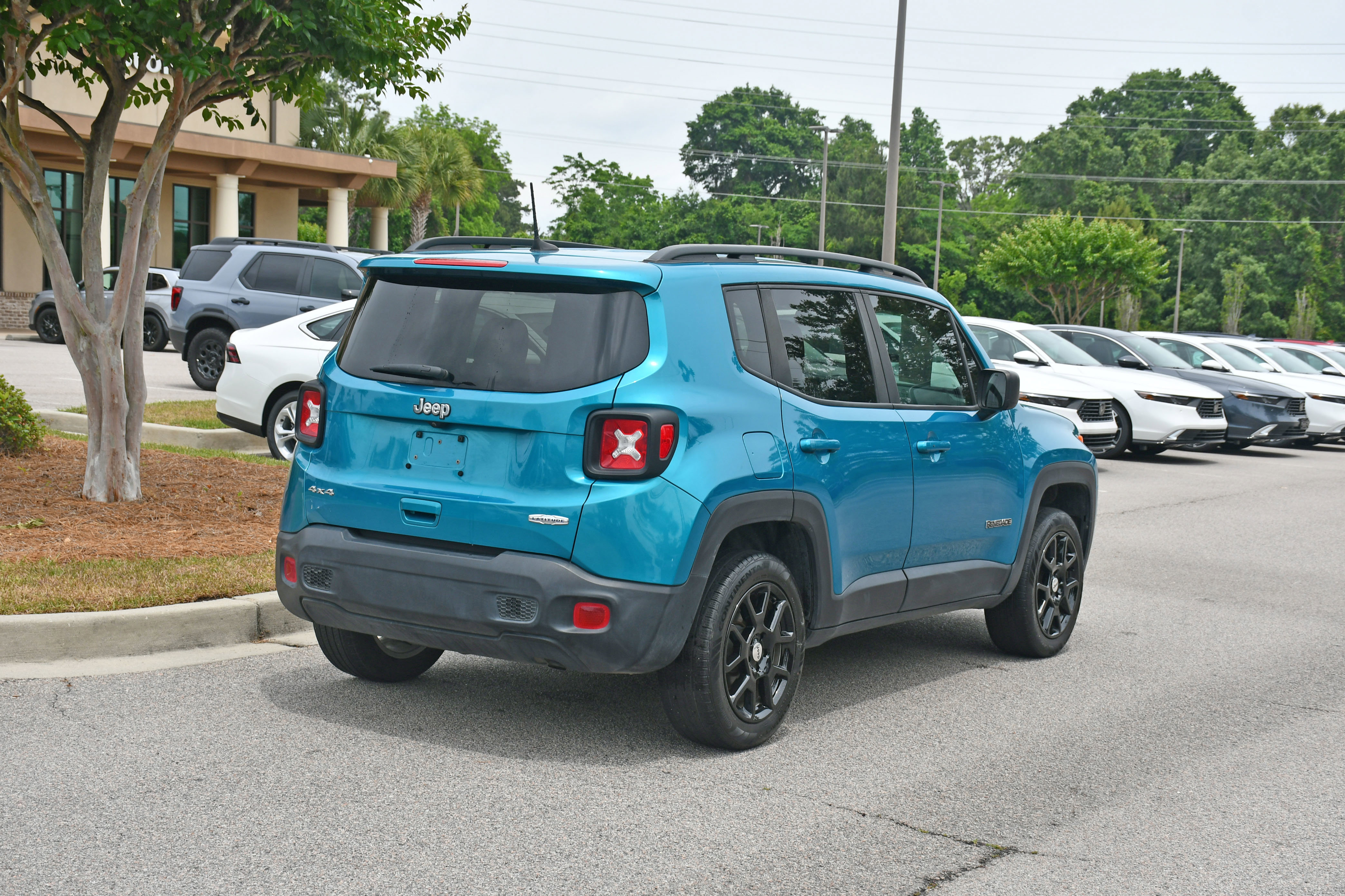 Used 2022 Jeep Renegade Latitude w/ Convenience Group AWD/4WD image 4