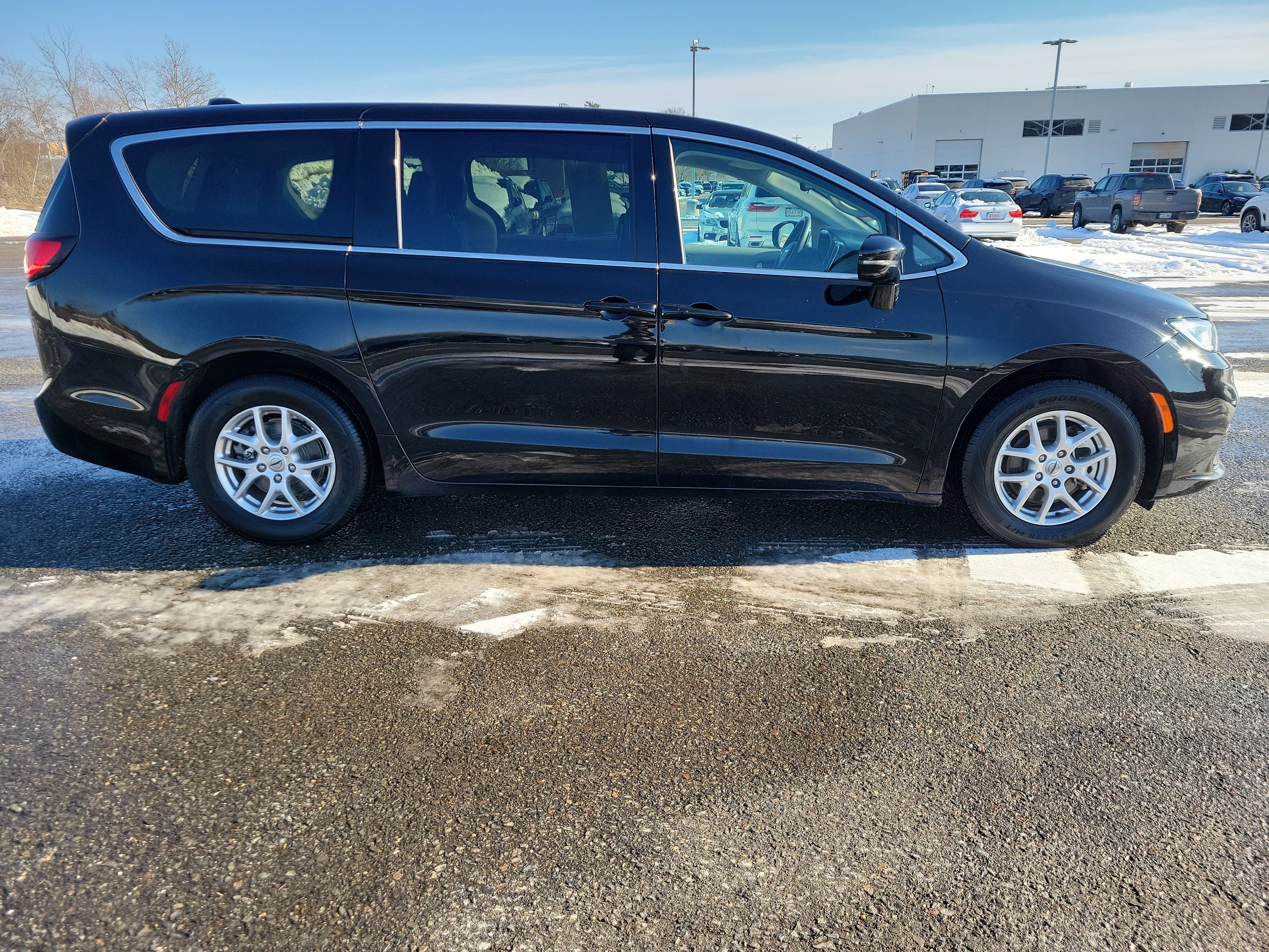 Used 2024 Chrysler Pacifica Touring-L image 4