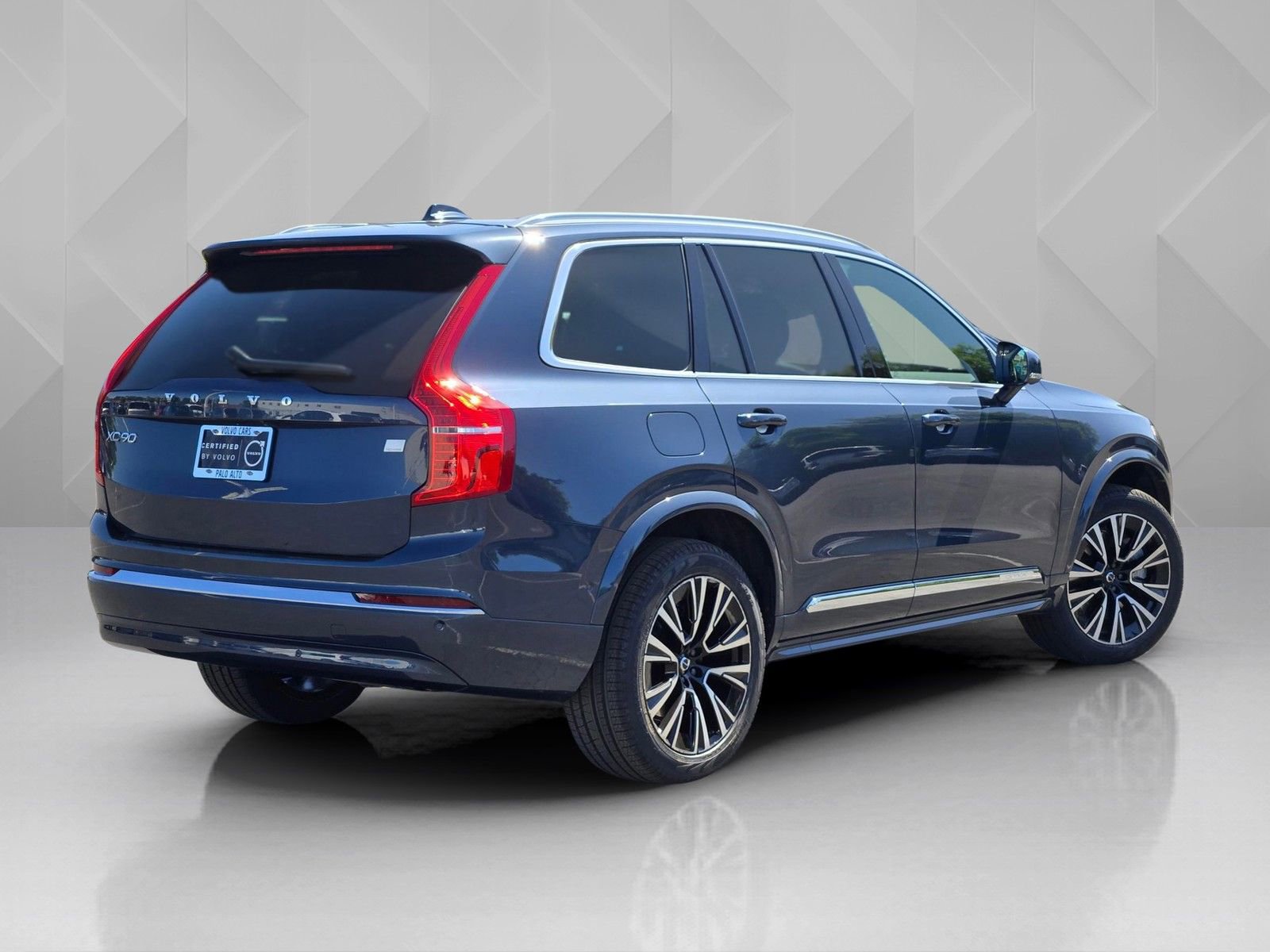 Certified 2024 Volvo XC90 T8 Plus AWD/4WD image 6