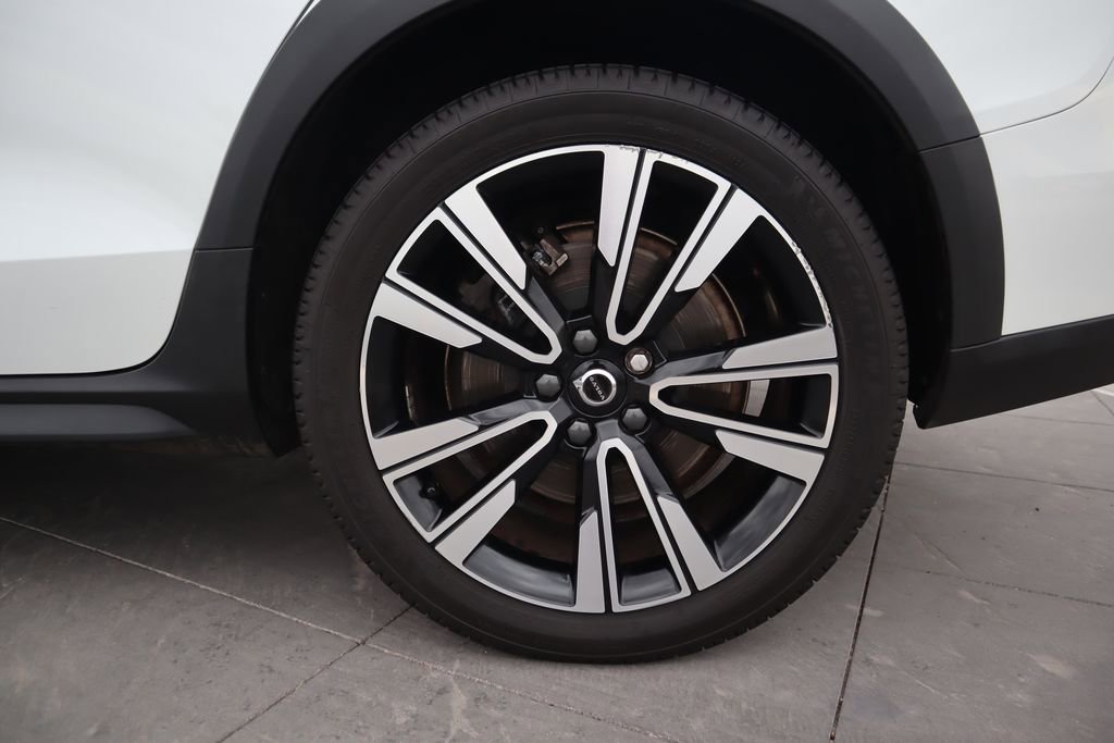 Used 2021 Volvo V60 T5 Cross Country image 29