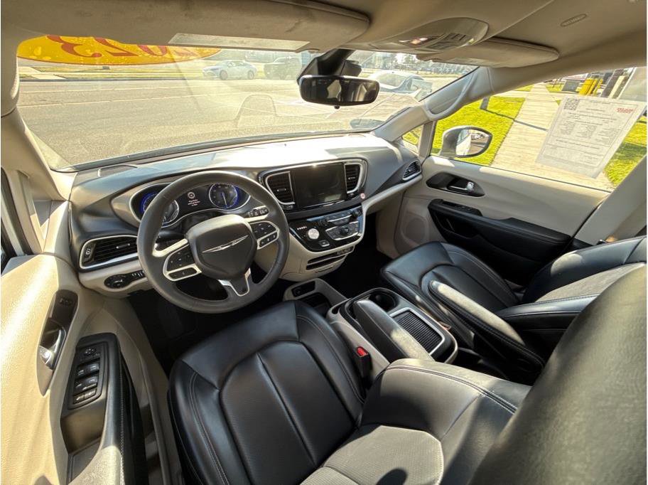 Used 2023 Chrysler Pacifica Touring-L FWD image 12