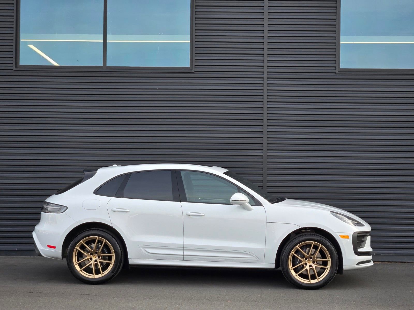 Used 2025 Porsche Macan AWD/4WD image 8