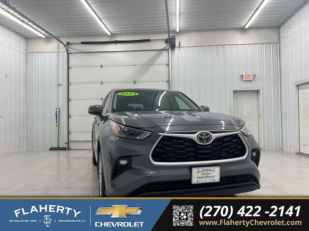 Used 2024 Toyota Highlander LE image 1