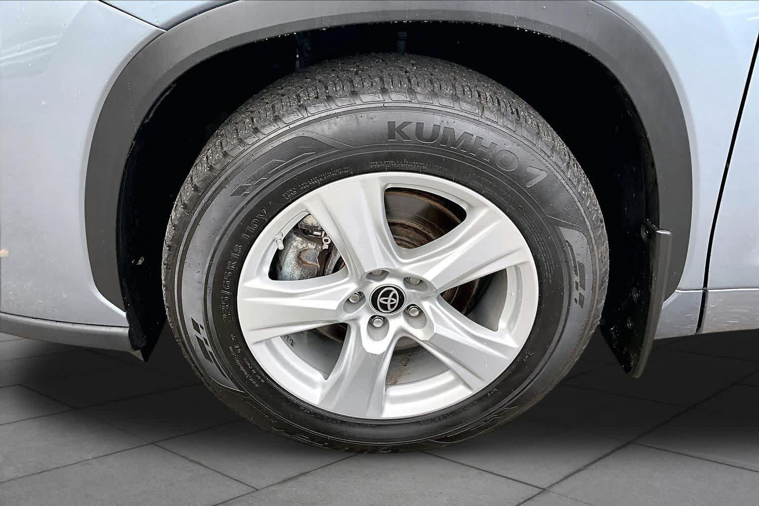Used 2021 Toyota Highlander LE AWD/4WD image 11