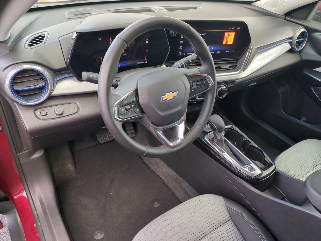 Used 2025 Chevrolet Trax LT w/ LT Convenience Package FWD image 13