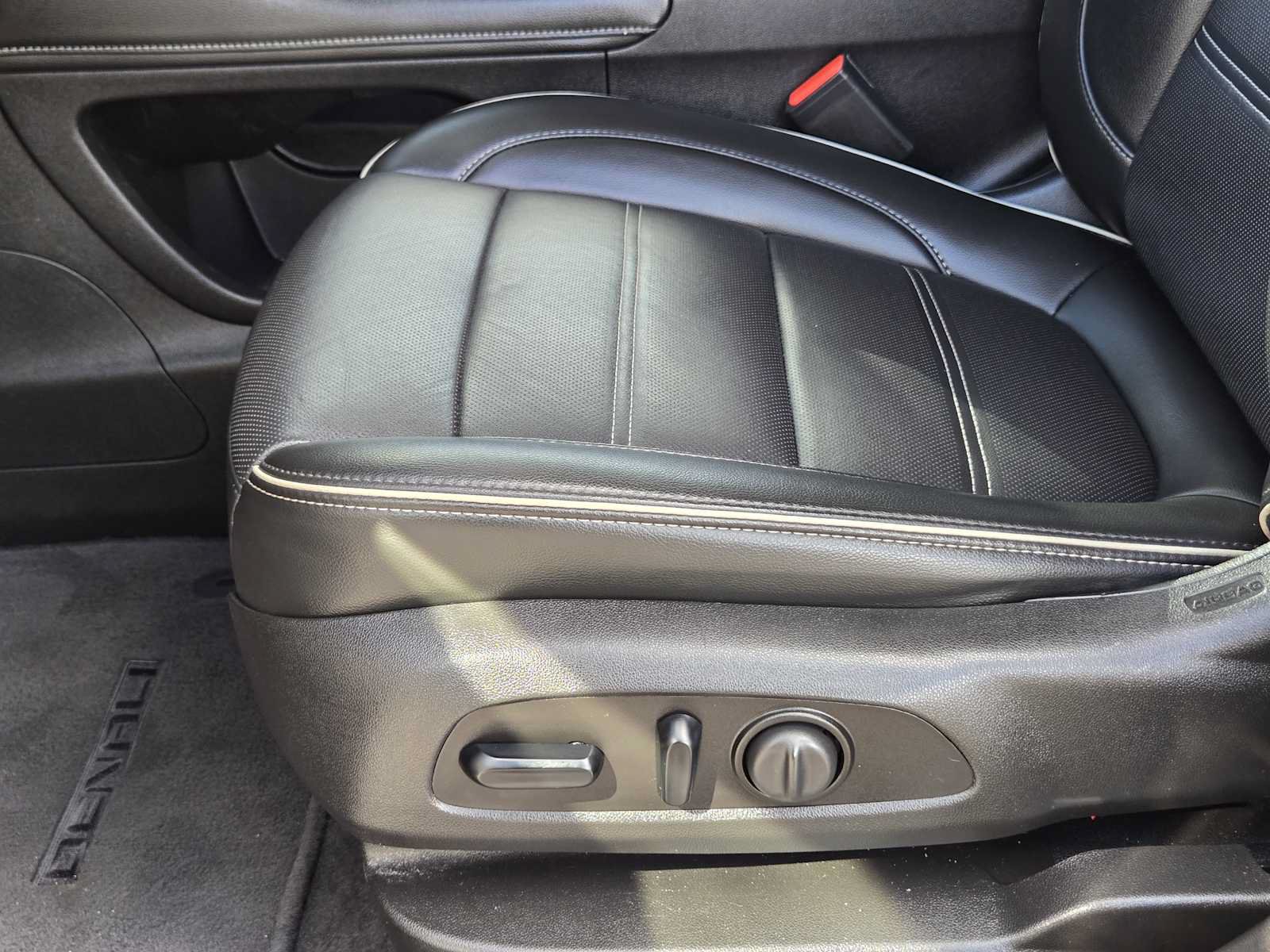 Certified 2021 GMC Acadia Denali w/ Denali Technology Package FWD image 24