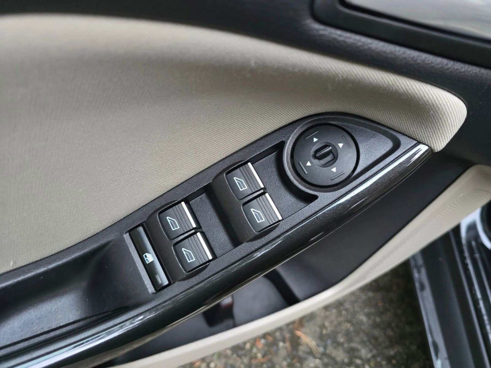 Used 2015 Ford Focus Electric Hatchback w/ Exterior Protection Package image 25