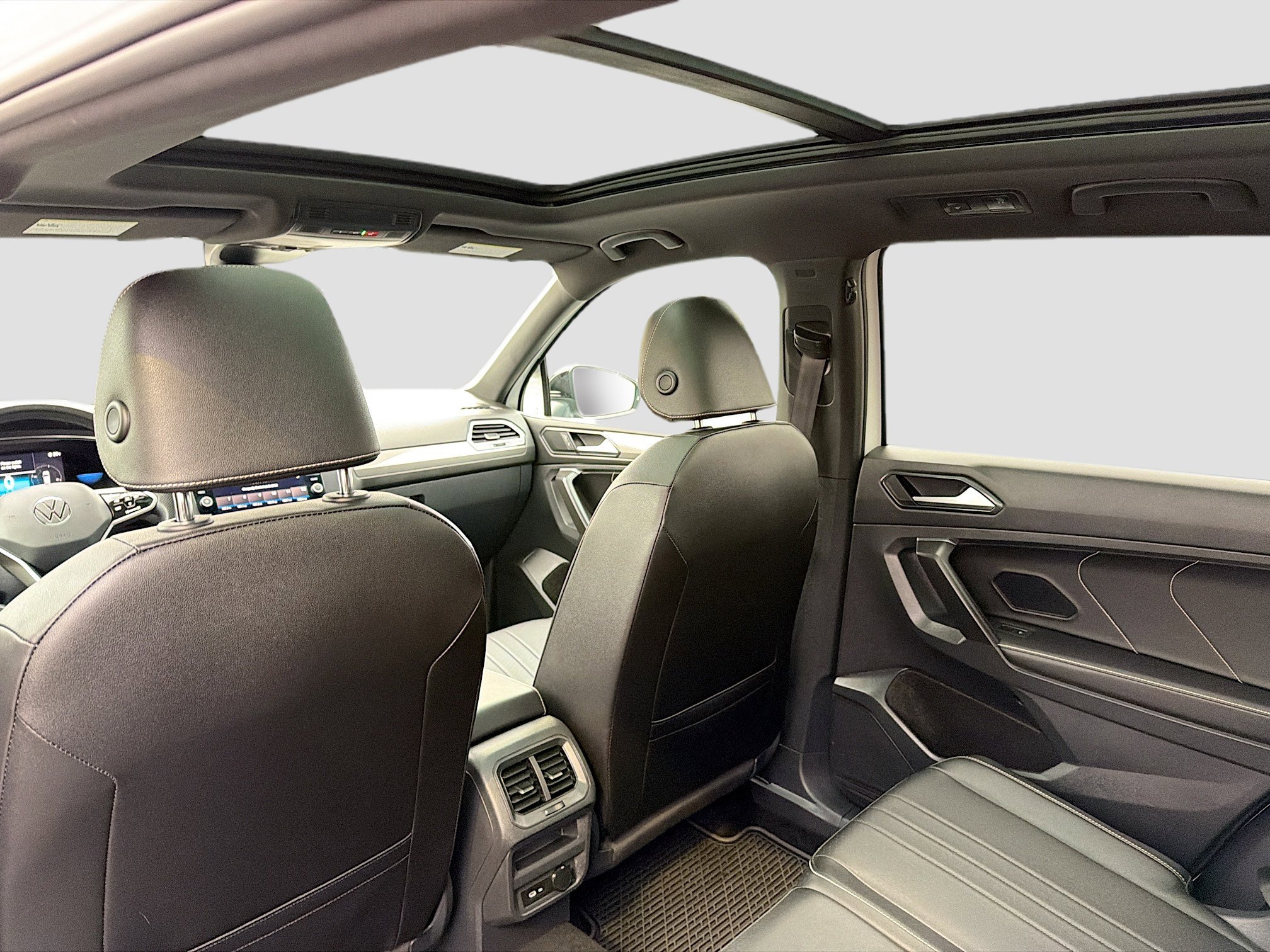 Used 2023 Volkswagen Tiguan SE R-Line image 6