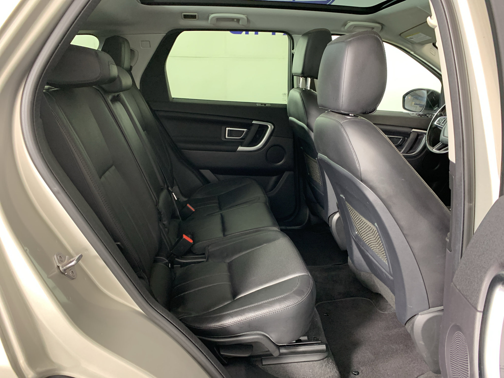 Used 2017 Land Rover Discovery Sport HSE AWD/4WD image 38