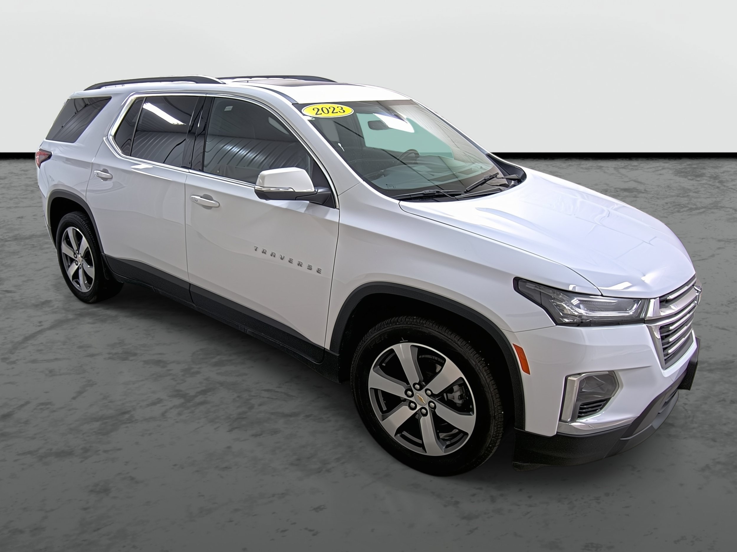 Used 2023 Chevrolet Traverse LT w/ LT Premium Package AWD/4WD image 5