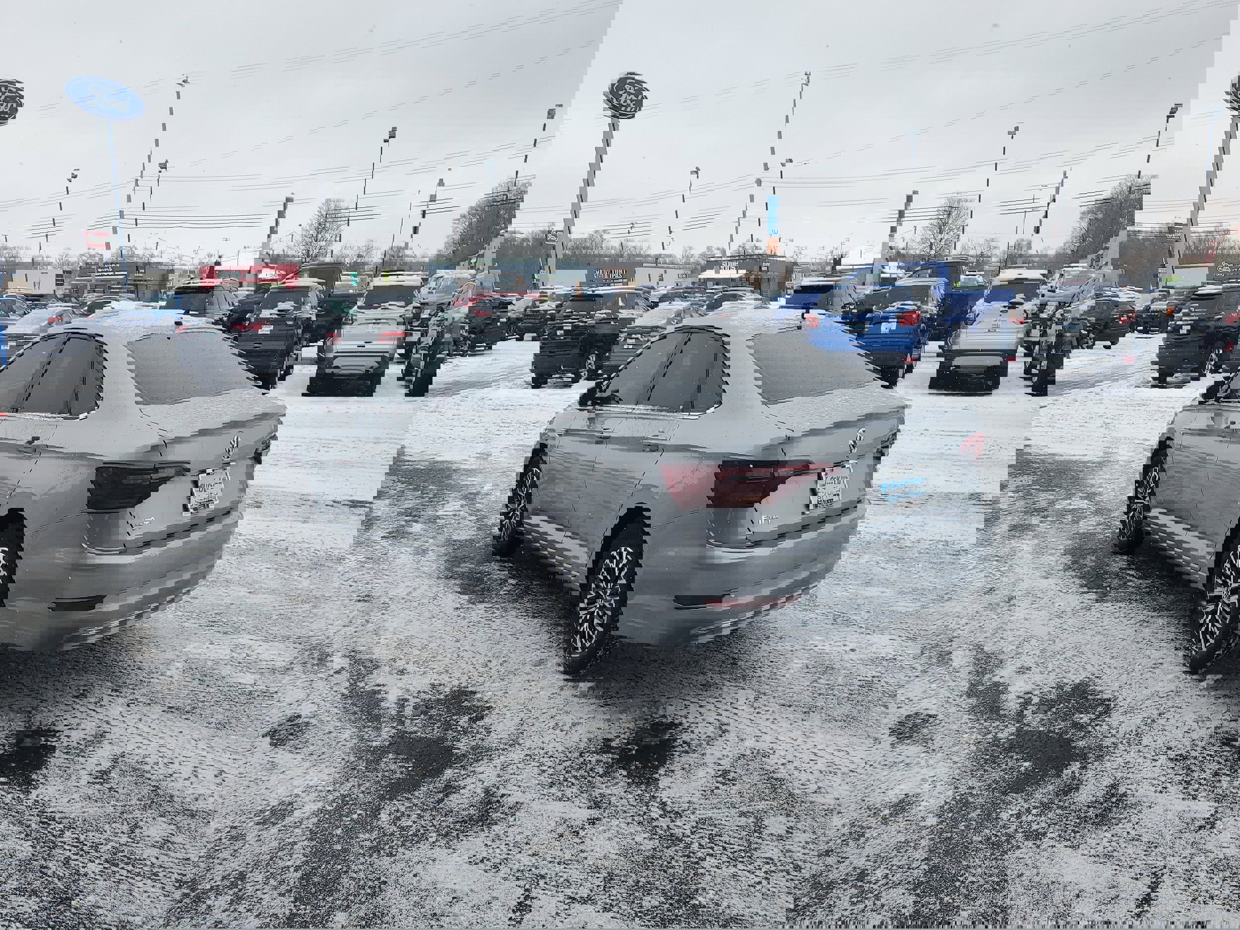 Used 2019 Volkswagen Jetta SEL w/ Cold Weather Package image 3