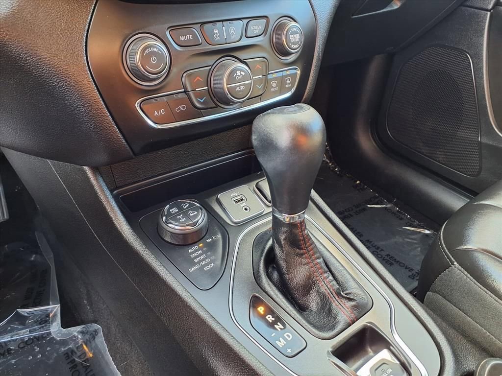 Used 2019 Jeep Cherokee Trailhawk w/ Cold Weather Group image 9