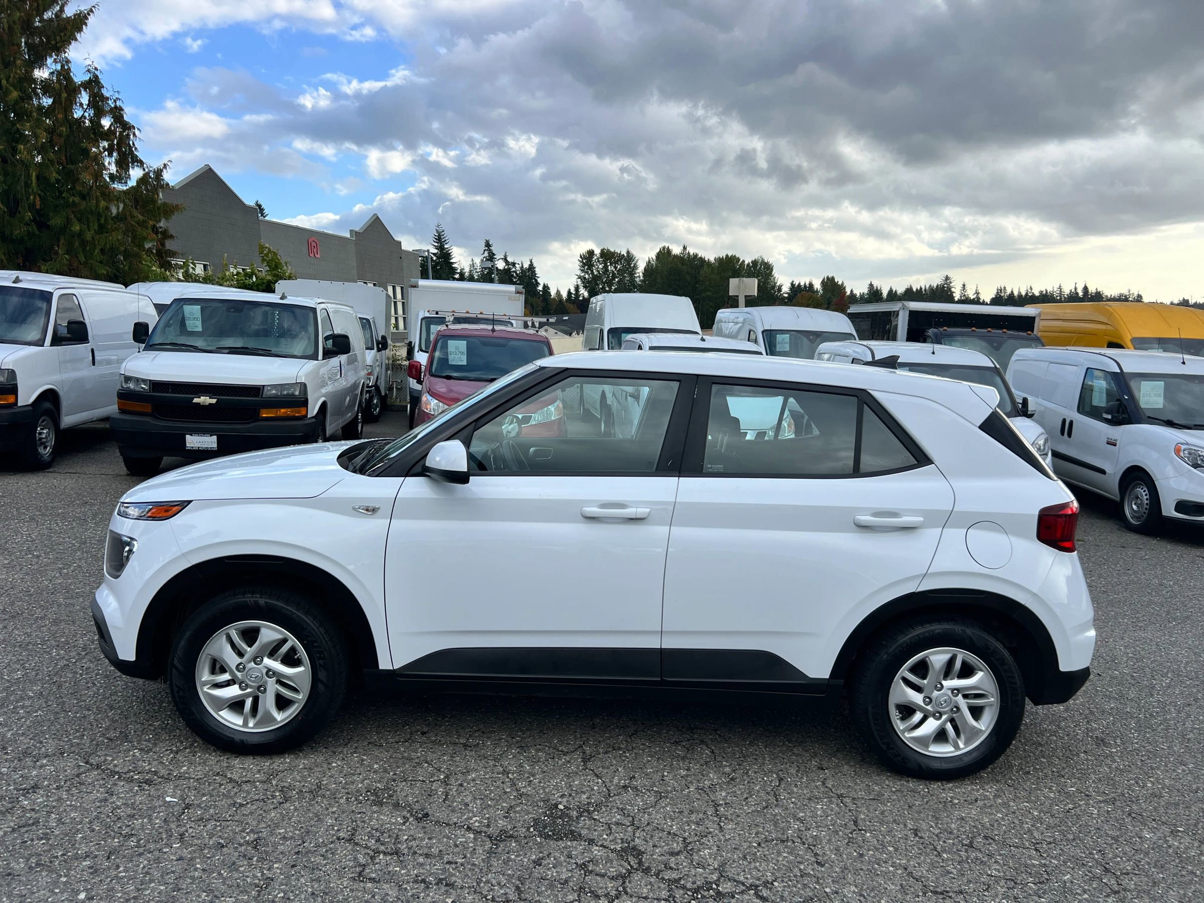 Used 2022 Hyundai Venue SE image 4