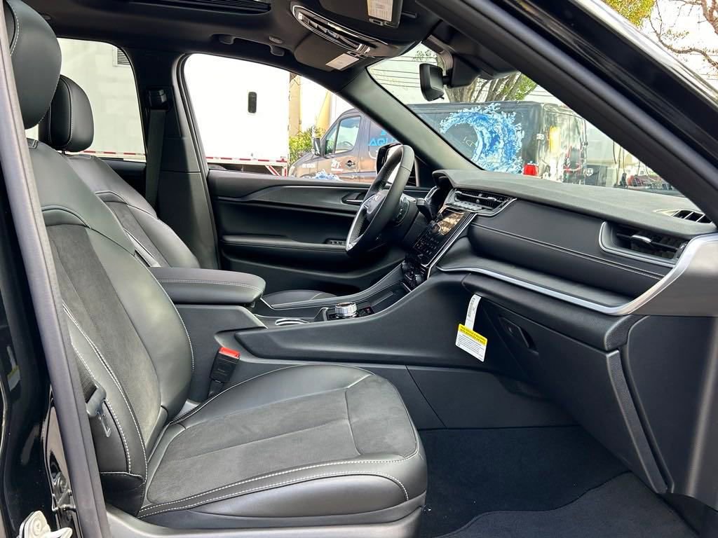 New 2024 Jeep Grand Cherokee Altitude RWD image 20