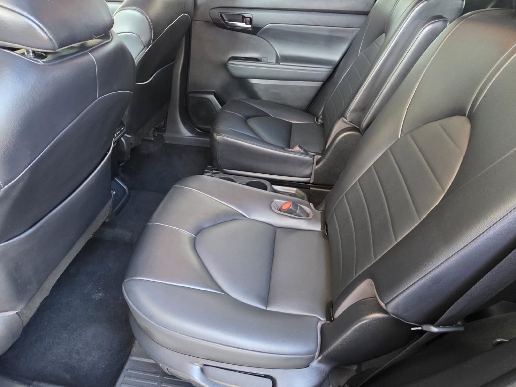 Used 2022 Toyota Highlander XLE FWD image 10
