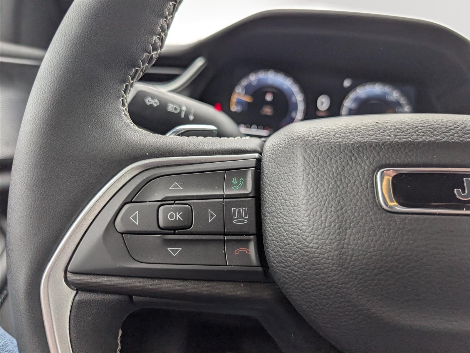 Used 2025 Jeep Grand Cherokee Altitude AWD/4WD image 23
