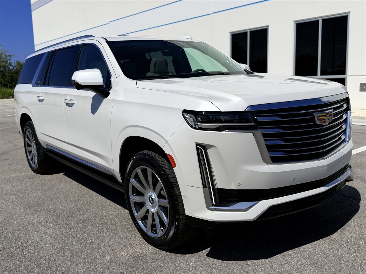 Used 2021 Cadillac Escalade ESV Premium Luxury Platinum AWD/4WD image 28