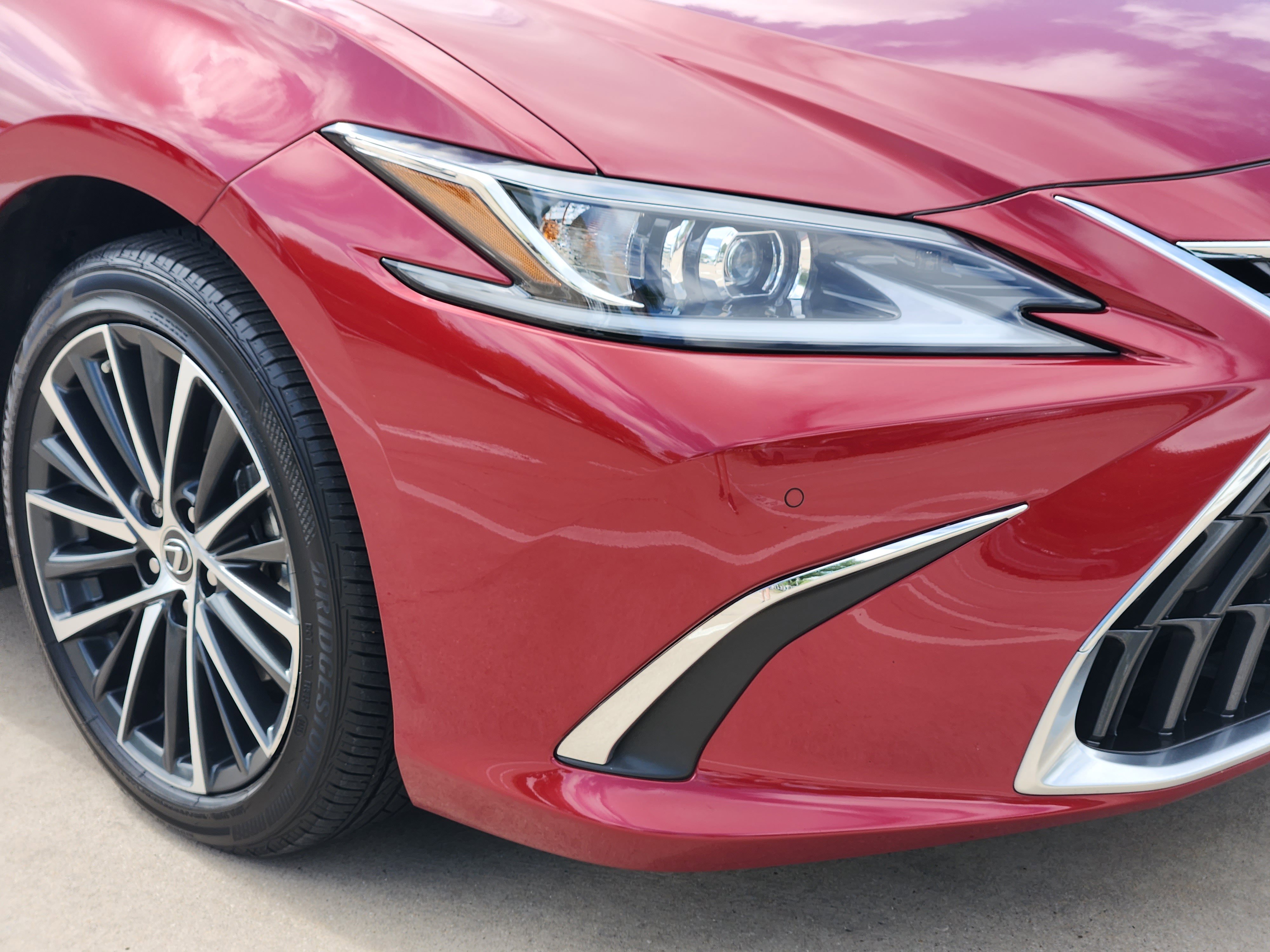 Used 2025 Lexus ES 300h w/ Premium Package image 5