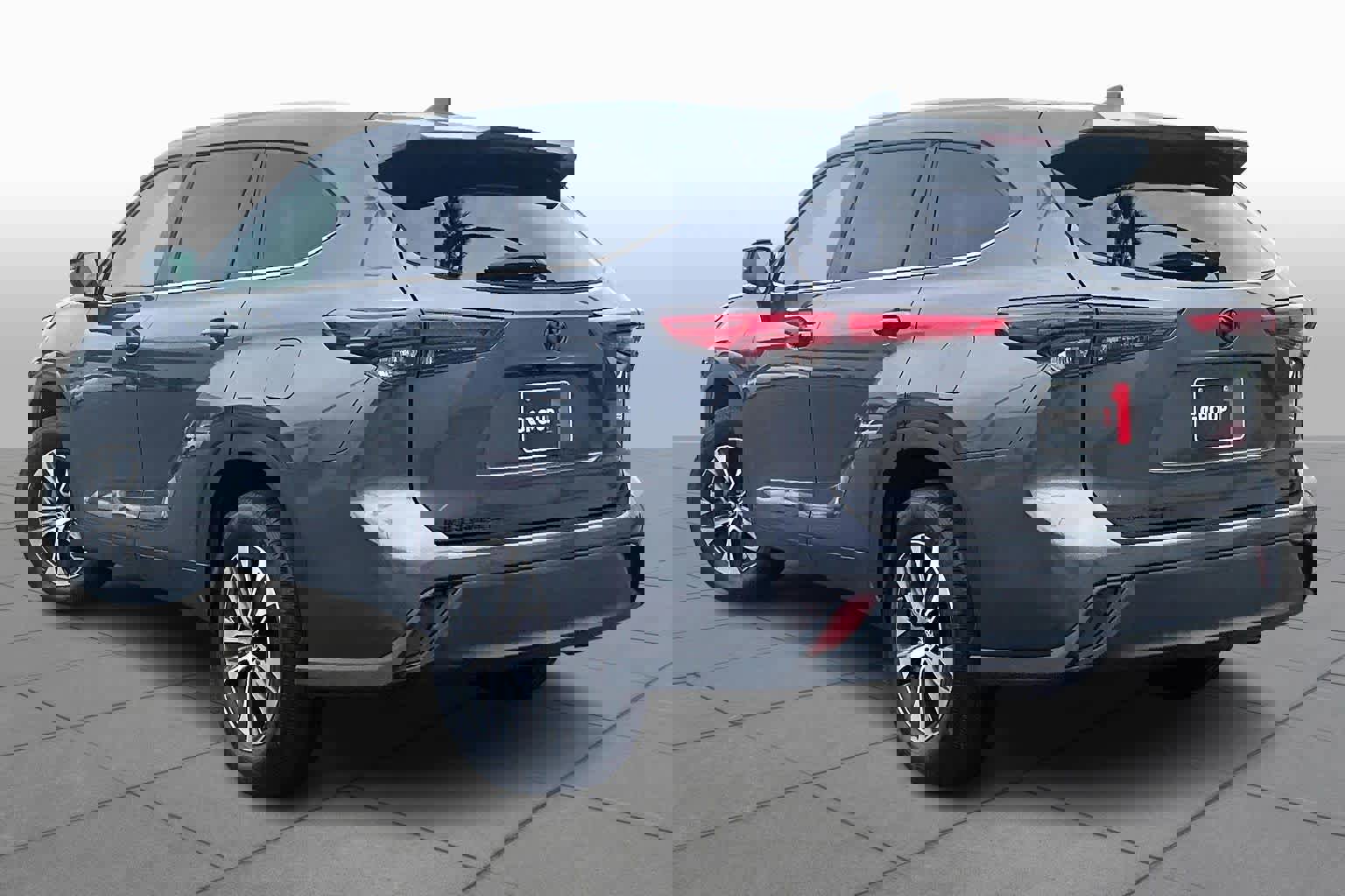 Used 2023 Toyota Highlander XLE image 11