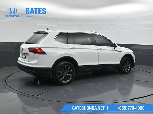 Used 2022 Volkswagen Tiguan SE FWD image 2