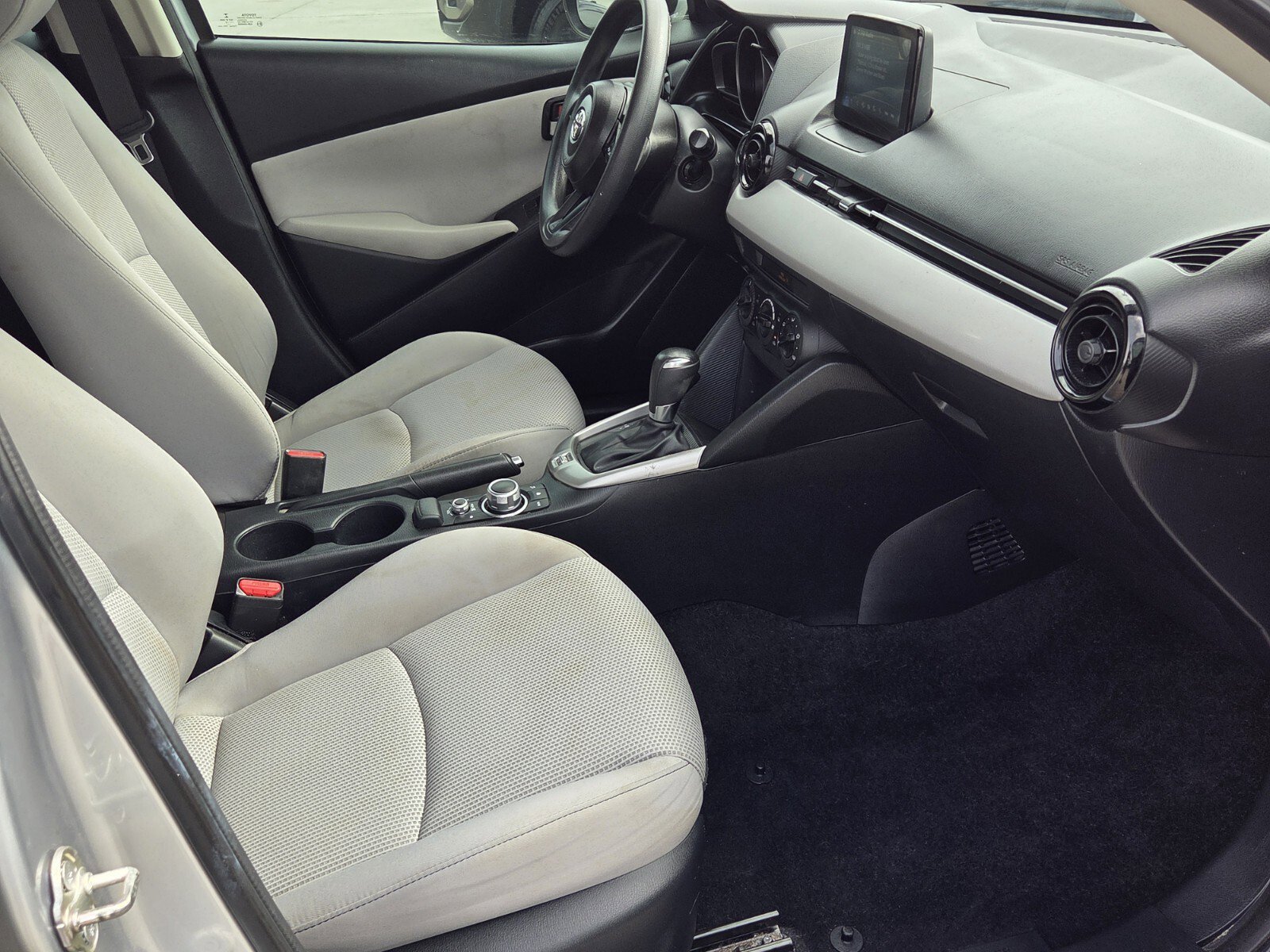 Used 2019 Toyota Yaris L image 9