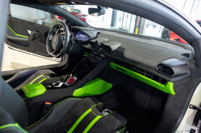 Used 2024 Lamborghini Huracan Tecnica image 40
