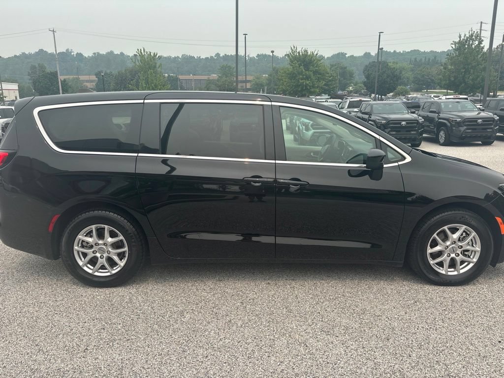 Used 2024 Chrysler Voyager LX FWD image 2
