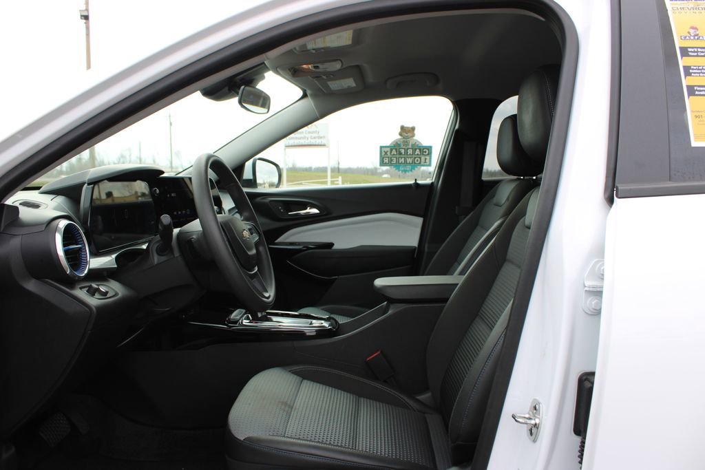 Used 2025 Chevrolet Trax LT image 19