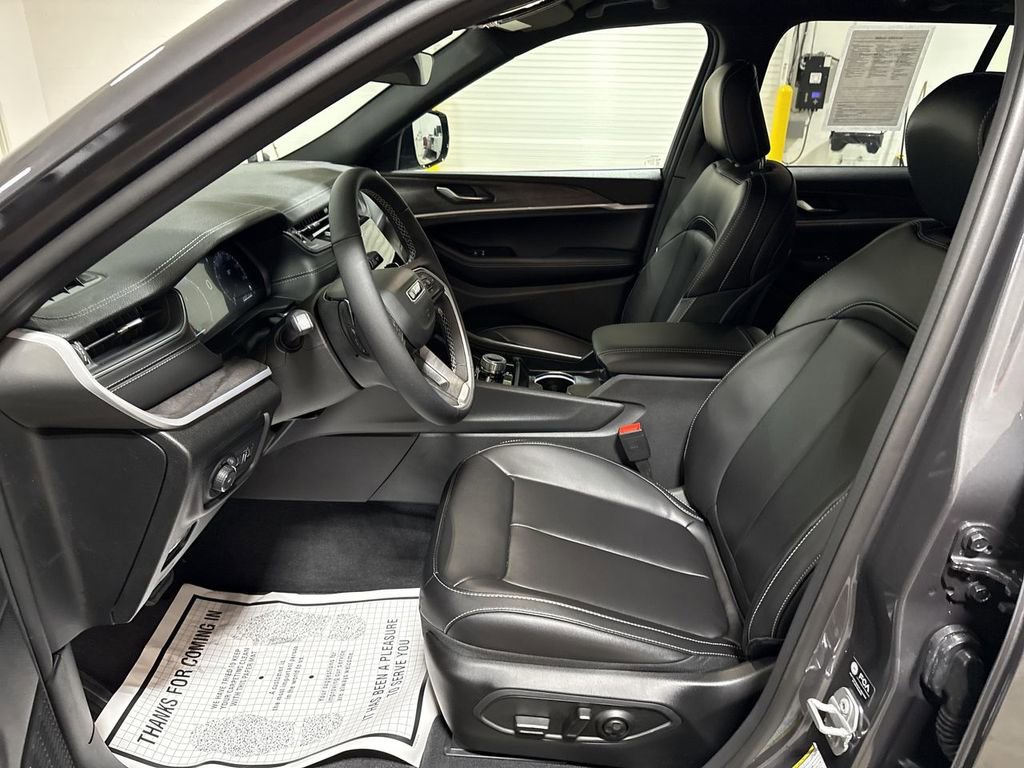 Used 2025 Jeep Grand Cherokee Limited image 19