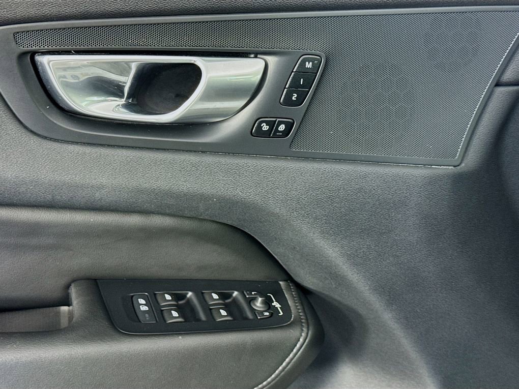 Used 2023 Volvo XC60 B5 Plus image 19