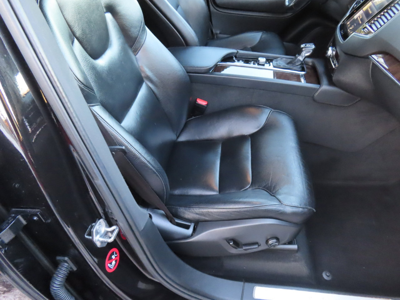 Used 2016 Volvo XC90 T6 Momentum w/ Momentum Plus Package image 19