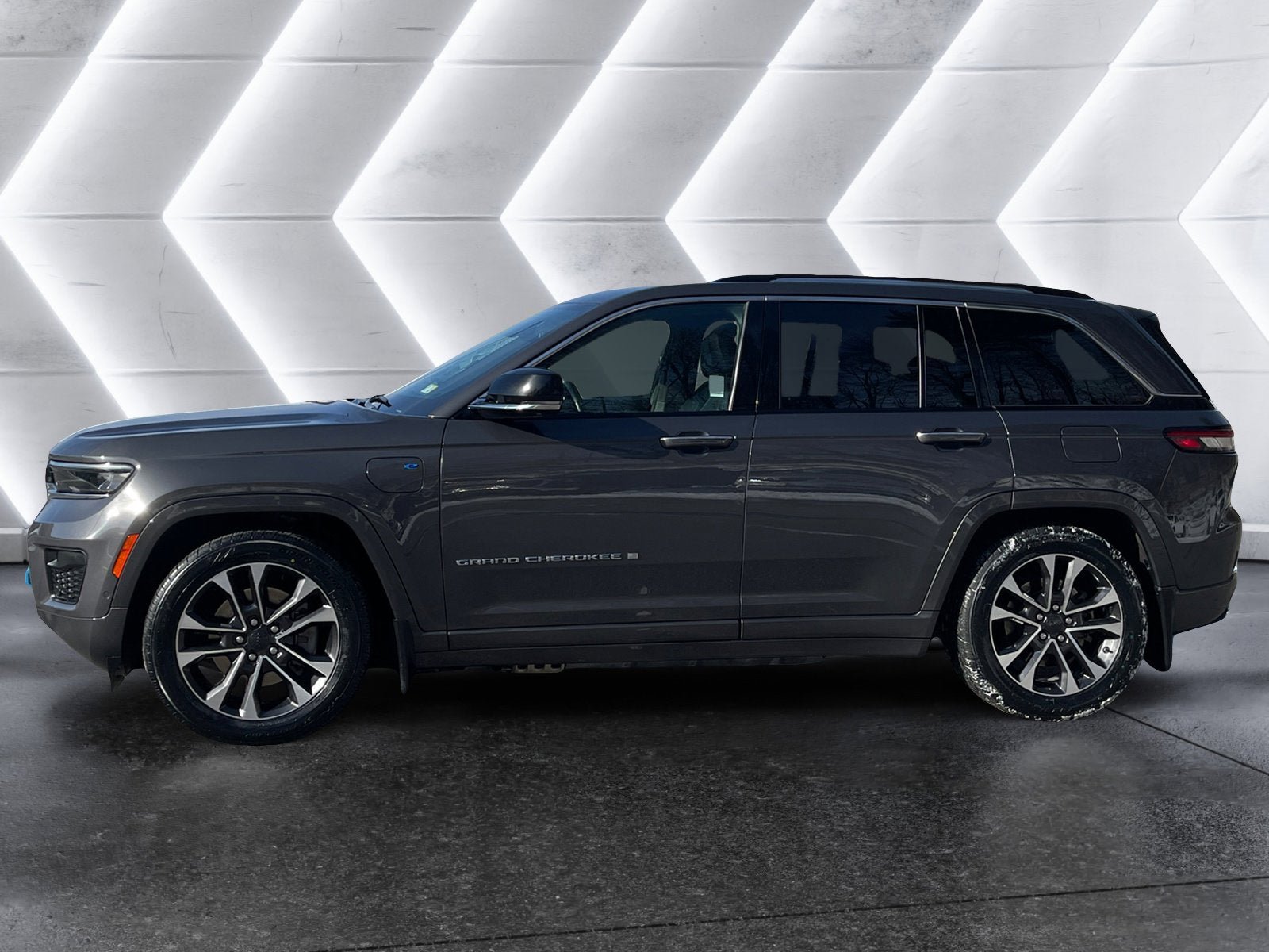Used 2024 Jeep Grand Cherokee Overland w/ Advanced Protech Group III AWD/4WD image 3