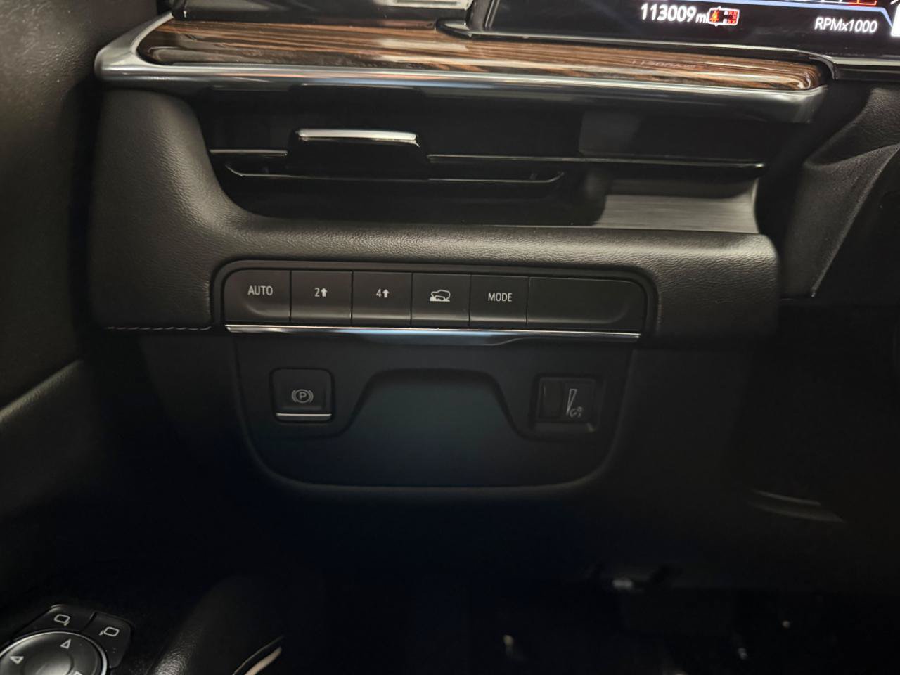 Used 2023 Cadillac Escalade Premium Luxury AWD/4WD image 33