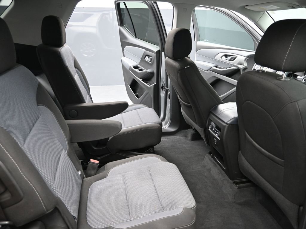Used 2021 Chevrolet Traverse LT image 18
