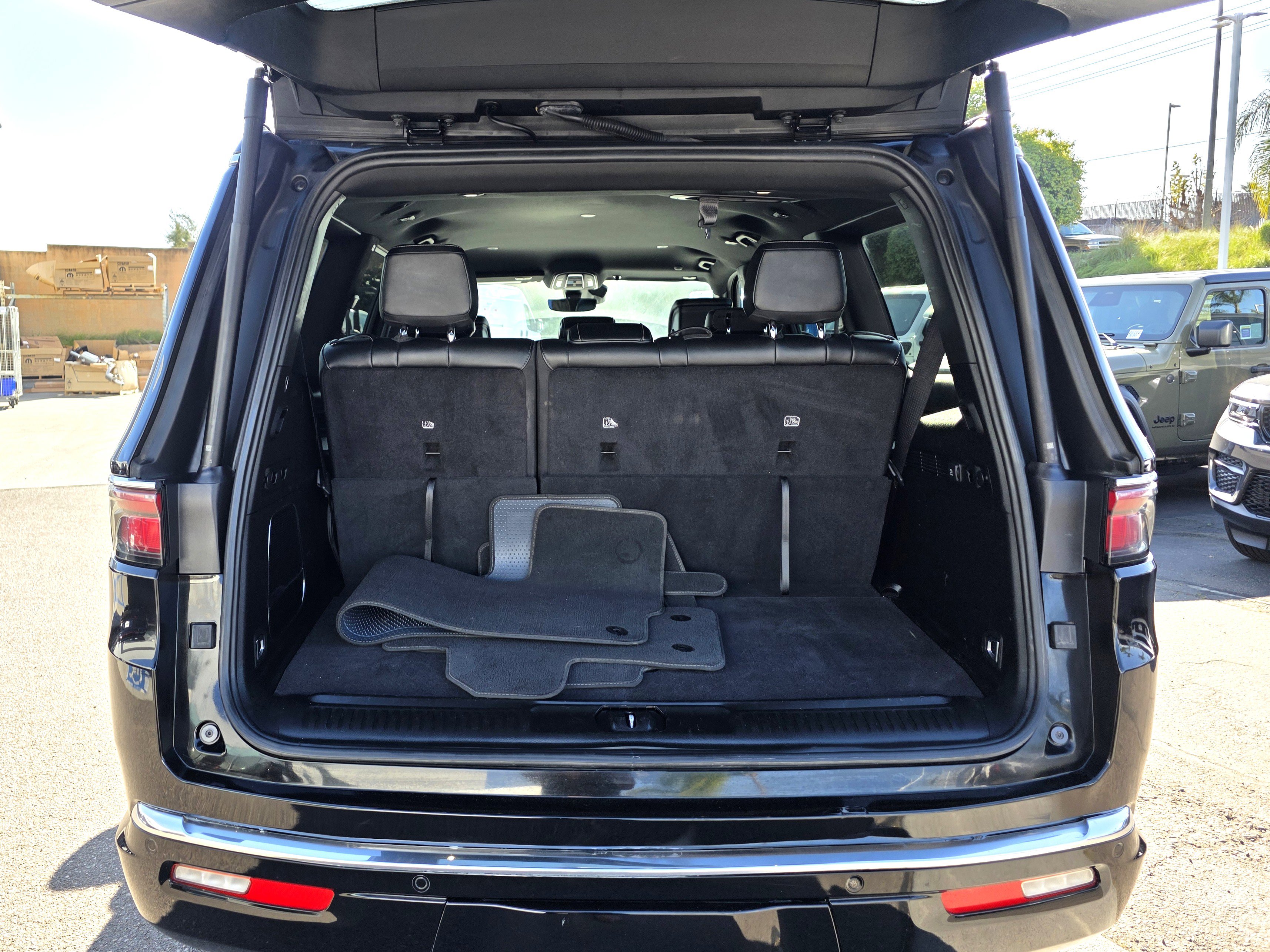 Certified 2023 Jeep Wagoneer Series II AWD/4WD image 18