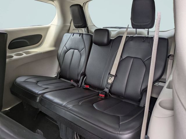 Used 2023 Chrysler Pacifica Touring-L FWD image 16