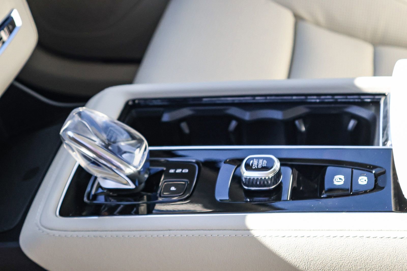 New 2026 Volvo XC90 B6 Ultra w/ Protection Package image 31