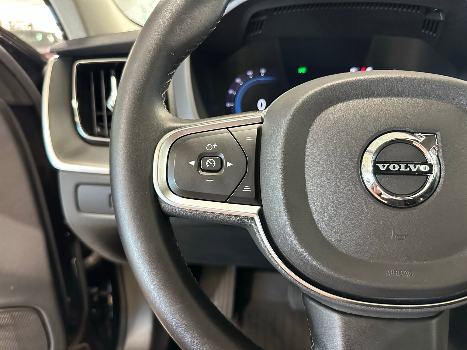 Used 2023 Volvo XC60 B5 Core FWD image 18